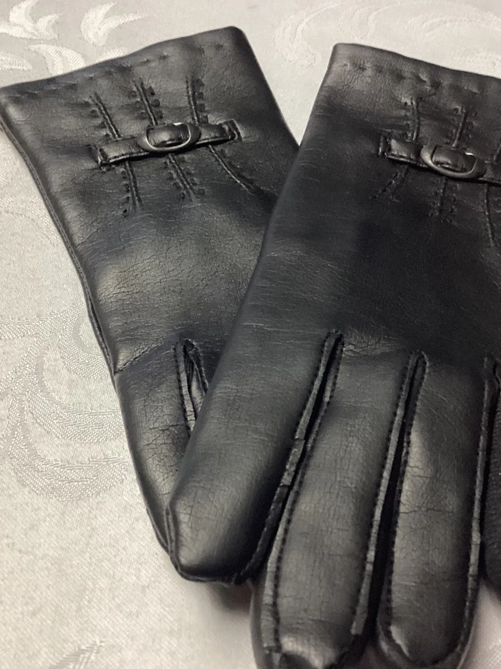 AVON VEGAN GLOVES. VINTAGE MINT BLACK